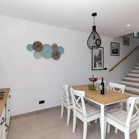In 51784 بيت للعطل